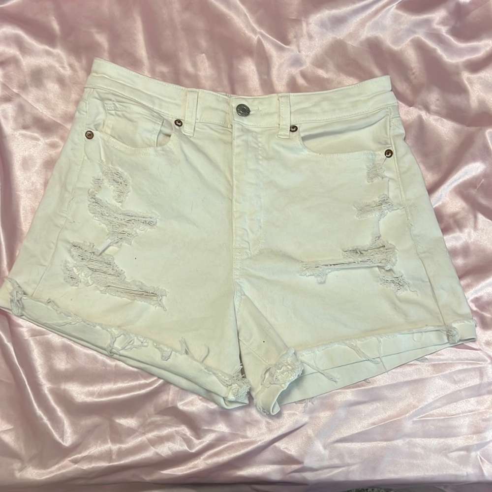 American Eagle Distressed White Mom Shorts (Size 6, Stretch)